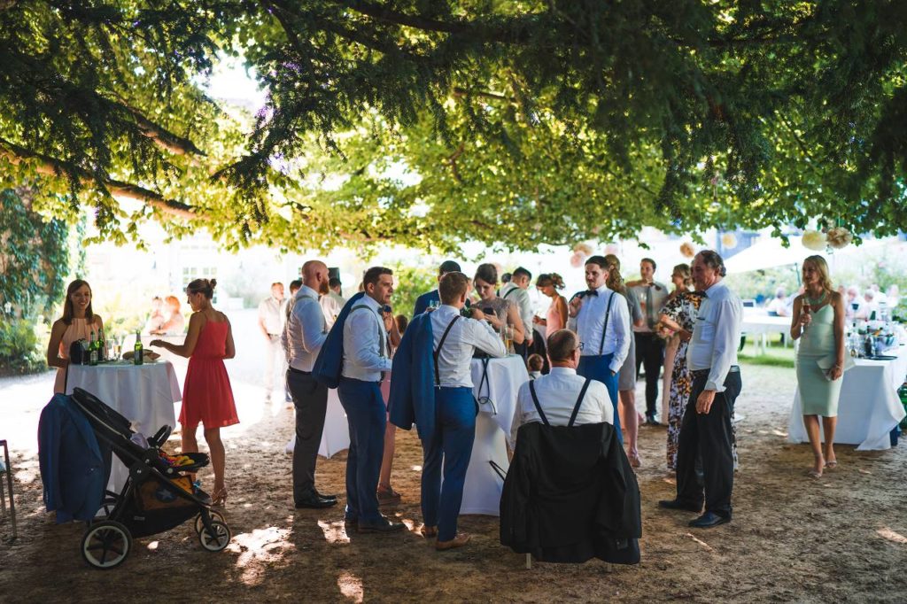 ie Hochzeitsreportage hält den fröhlichen Empfang fest