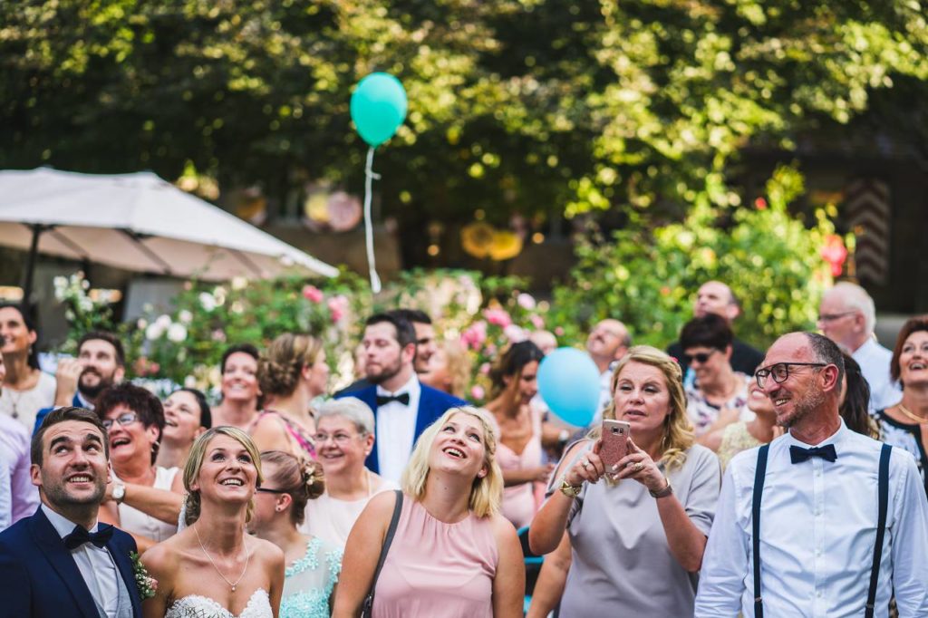 ie Hochzeitsreportage hält den fröhlichen Empfang fest