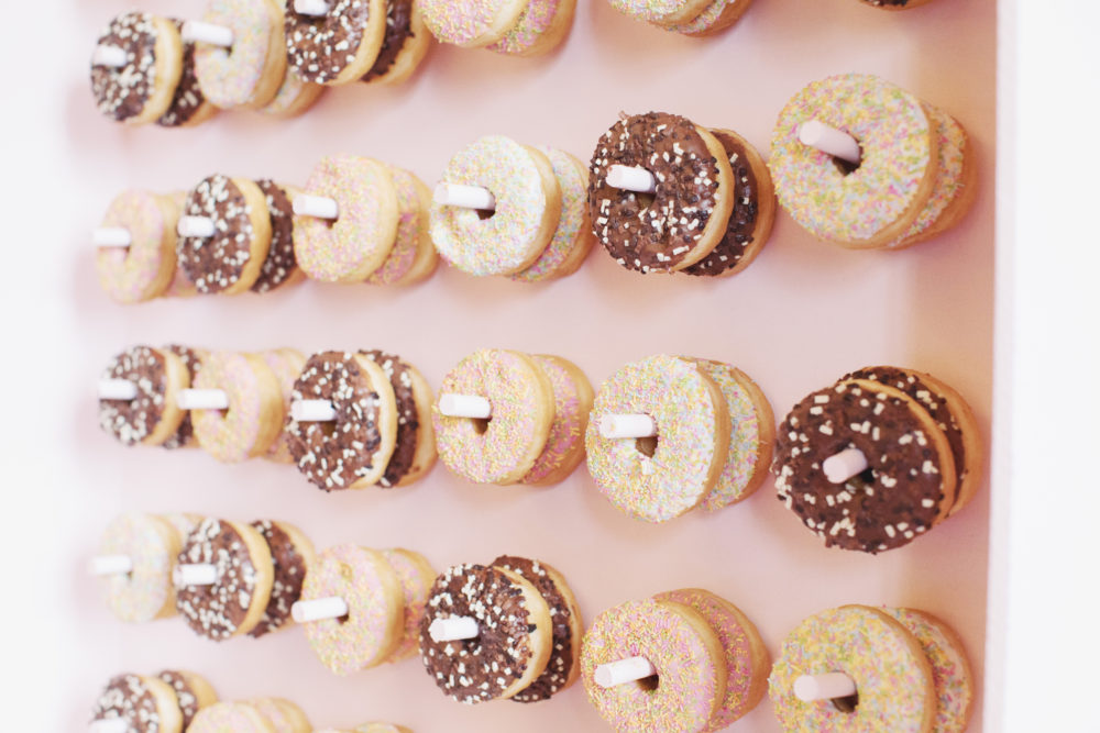 Kinder auf der Hochzeit Hochzeitsessen Donuts