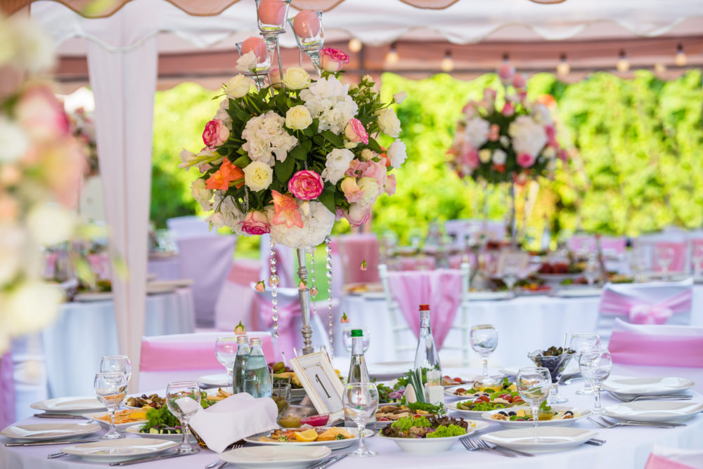 Hochzeitslocation finden Gartenhochzeit Zelthochzeit Tischdeko