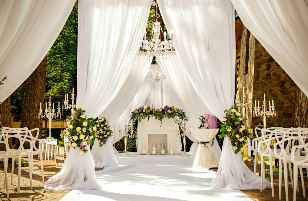 All White Hochzeit Trauung Set Up Hochzeit in Weiß