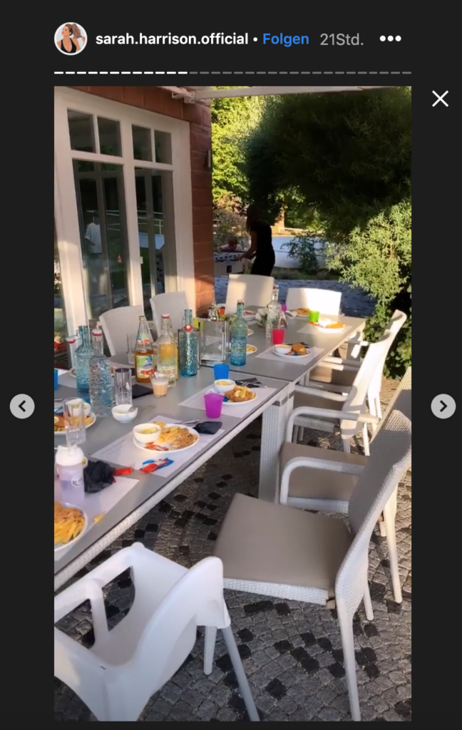 Auf diesem Bild kann man den Essenstisch für die Kinder auf der Hochzeit sehen