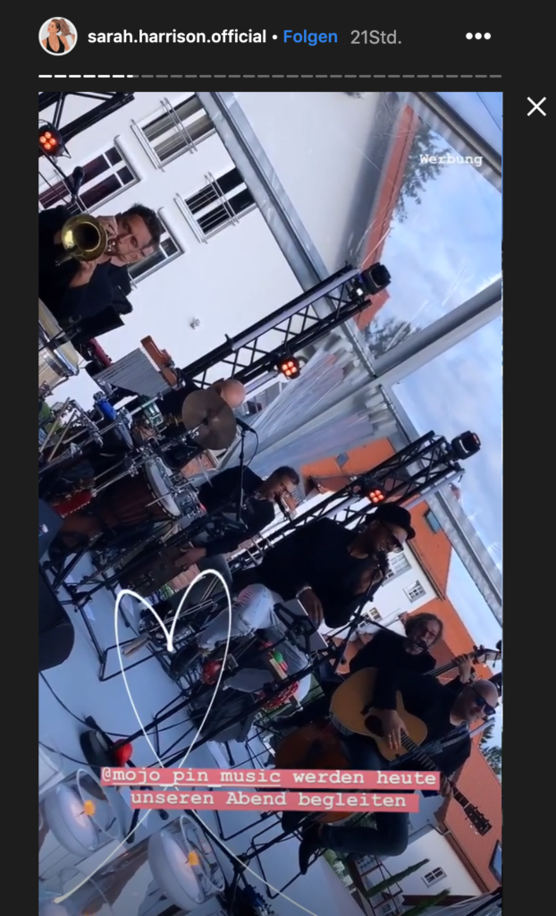 Hier sieht man die Hochzeitsband, welche für die Musik auf der Hochzeit sorgt.