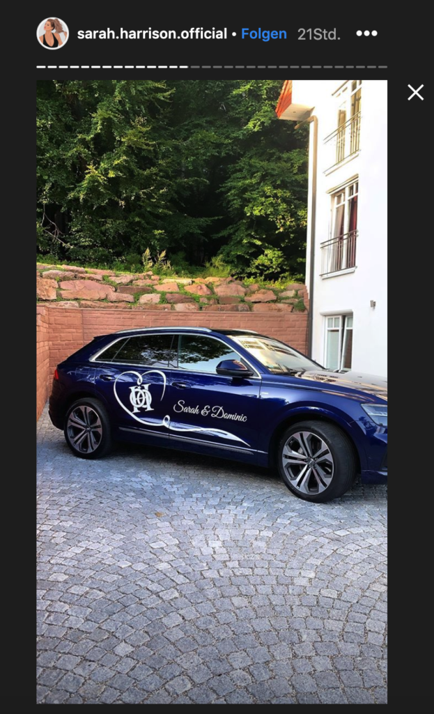 Hier sieht man ein Auto der "Shuttle-Flotte". Auf der rechten Fahrzeugseite ist das Hochzeitslogo der Harrison Hochzeit zu sehen.
