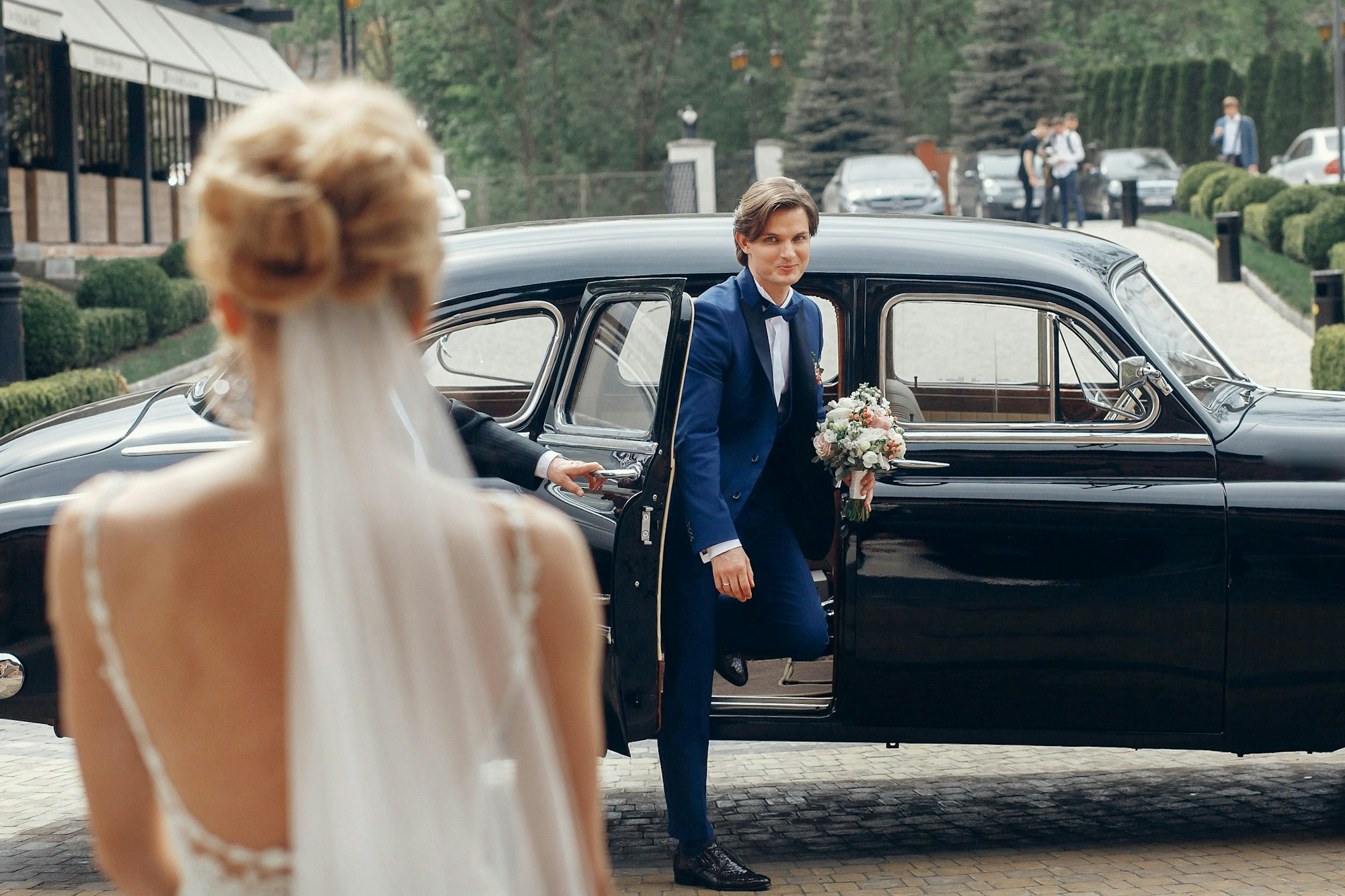 luxury-wedding-couple-dancing-at-old-car-in-light.jpg